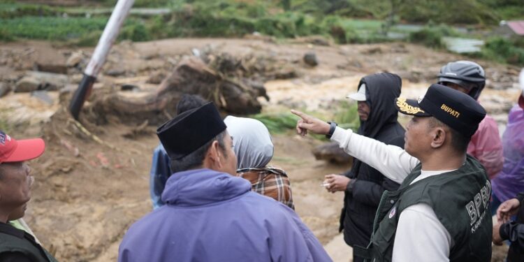 Bupati Solok Tinjau dan Salurkan Bantuan ke Lokasi Terdampak Banjir dan Tanah Longsor