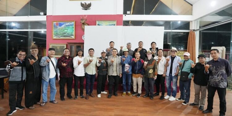 Menteri Kebudayaan Fadli Zon bersama seniman, perupa, peneliti dan budayawan Sumatera Barat di Aie Angek Cottage (Foto: Ist)