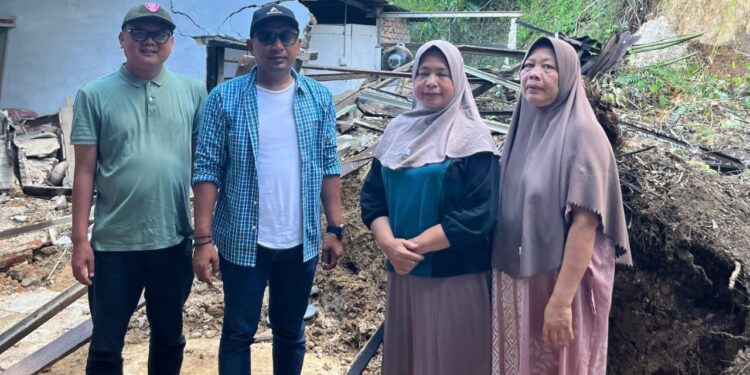 Firdaus Tinjau Rumah Warga Terdampak Longsor di Padang Pariaman