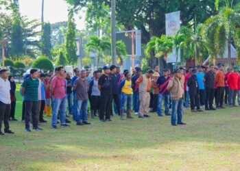 Relawan Pemprov Sumbar Turun ke Lapangan, Mulai Bersihkan Rumah Warga Terdampak Banjir
