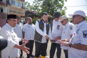 Wali Kota Padang,Fadly Amran, dampingi Direktur Jenderal Kawasan Permukiman (Dirjen KP) Kementerian Perumahan dan Kawasan Permukiman (PKP), Fitrah Nur, meninjau sejumlah titik terdampak banjir bandang di Lubuk Minturun, Kecamatan Koto Tangah, Rabu (3/12).(Foto:Ist)