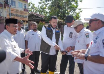 Wali Kota Padang, Fadly Amran, dampingi Direktur Jenderal Kawasan Permukiman (Dirjen KP) Kementerian Perumahan dan Kawasan Permukiman (PKP), Fitrah Nur, meninjau sejumlah titik terdampak banjir bandang di Lubuk Minturun, Kecamatan Koto Tangah, Rabu (3/12).(Foto:Ist)