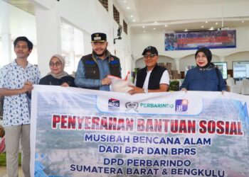 Bantuan tersebut diterima Wali Kota Padang Fadly Amran, dari Ketua DPD Perbarindo Sumbar-Bengkulu, Jejeng Sumardi, di Posko Utama Tanggap Darurat Bencana Kota Padang, Sabtu (13/12).(Foto:Ist)