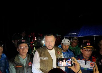 Wali Kota Padang Fadly Amran kembali, mengunjungi Batu Busuak Kecamatan Pauh, menyusul hujan deras yang kembali mengguyur Kota Padang, Minggu (14/12).(Foto:Ist)