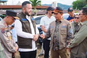 Fadly Amran saat mendampingi Kepala BNPB, Suharyanto, meninjau lahan aset Pemerintah Kota Padang yang direncanakan sebagai lokasi pembangunan Huntara dan Huntap di kawasan belakang Pasar Simpang Haru, Kelurahan Sawahan Timur, Kecamatan Padang Timur, Rabu (17/12).(Foto: Ist)
