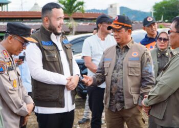 Fadly Amran saat mendampingi Kepala BNPB, Suharyanto, meninjau lahan aset Pemerintah Kota Padang yang direncanakan sebagai lokasi pembangunan Huntara dan Huntap di kawasan belakang Pasar Simpang Haru, Kelurahan Sawahan Timur, Kecamatan Padang Timur, Rabu (17/12).(Foto: Ist)