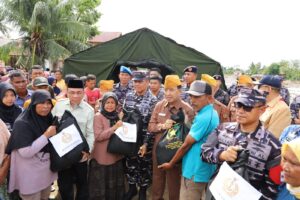 Wakil Wali Kota Padang Maigus Nasir, mendampingi Panglima Komando Armada I (Pangkoarmada I), Laksamana Muda (Laksda) TNI Haris Bima Bayuseto meninjau langsung lokasi terdampak banjir dan longsor di Kota Padang, Rabu (17/12).(Foto:Ist)