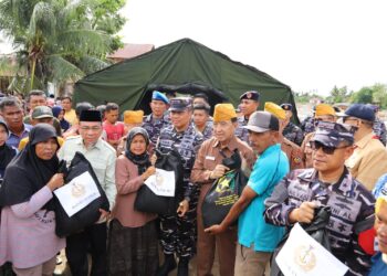 Wakil Wali Kota Padang Maigus Nasir, mendampingi Panglima Komando Armada I (Pangkoarmada I), Laksamana Muda (Laksda) TNI Haris Bima Bayuseto meninjau langsung lokasi terdampak banjir dan longsor di Kota Padang, Rabu (17/12).(Foto:Ist)