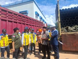 Pemerintah Kota Padang menerima bantuan pipa, untuk Instalasi Pengolahan Air (IPA) Perumda AM dari Kementerian PU. Penyerahan bantuan pipa ini dilakukan langsung oleh Wakil Menteri PU Ibu Diana Kusumastuti, Kamis (18/12) di SPAM Palukahan. (Foto:Ist)