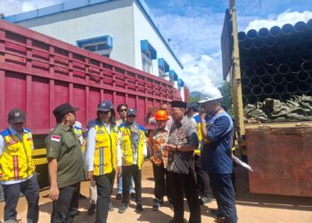 Pemerintah Kota Padang menerima bantuan pipa, untuk Instalasi Pengolahan Air (IPA) Perumda AM dari Kementerian PU. Penyerahan bantuan pipa ini dilakukan langsung oleh Wakil Menteri PU Ibu Diana Kusumastuti, Kamis (18/12) di SPAM Palukahan. (Foto:Ist)