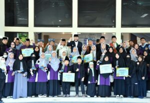 Wali Kota Padang Fadly Amran, memberikan reward sebesar Rp803 juta kepada kafilah Kota Padang yang berprestasi pada ajang Musabaqah Tilawatil Quran Nasional (MTQN) ke-41 Tingkat Provinsi Sumatera Barat (Sumbar) yang digelar di Kota Bukittinggi, 13-18 Desember 2025.