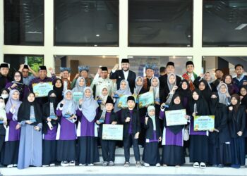 Wali Kota Padang Fadly Amran, memberikan reward sebesar Rp803 juta kepada kafilah Kota Padang yang berprestasi pada ajang Musabaqah Tilawatil Quran Nasional (MTQN) ke-41 Tingkat Provinsi Sumatera Barat (Sumbar) yang digelar di Kota Bukittinggi, 13-18 Desember 2025.