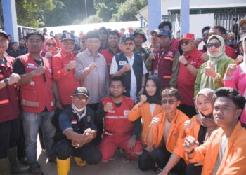 Wakil Wali Kota Padang Maigus Nasir mendampingi, Ketua Umum Palang Merah Indonesia (PMI) Jusuf Kalla meninjau lokasi bencana alam di kawasan Batu Busuk, tepatnya di sekitar SMPN 44 Padang, Kecamatan Pauh, Sabtu (20/12).(Foto:Ist)