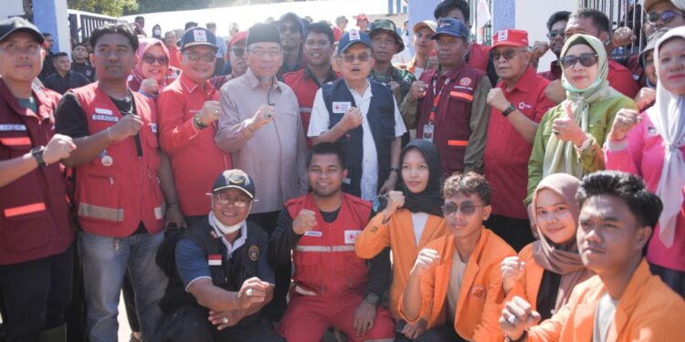 Wakil Wali Kota Padang Maigus Nasir mendampingi, Ketua Umum Palang Merah Indonesia (PMI) Jusuf Kalla meninjau lokasi bencana alam di kawasan Batu Busuk, tepatnya di sekitar SMPN 44 Padang, Kecamatan Pauh, Sabtu (20/12).(Foto:Ist)