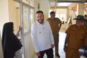 Wali Kota Padang Fadly Amran meninjau Rumah Susun Sederhana Sewa (Rusunawa) yang difungsikan,  sebagai hunian sementara bagi warga terdampak banjir dan tanah longsor yang melanda sejumlah wilayah Kota Padang pada November lalu, Senin (22/12).(Foto:Ist)