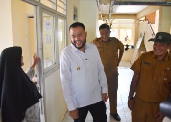 Wali Kota Padang Fadly Amran meninjau Rumah Susun Sederhana Sewa (Rusunawa) yang difungsikan, sebagai hunian sementara bagi warga terdampak banjir dan tanah longsor yang melanda sejumlah wilayah Kota Padang pada November lalu, Senin (22/12).(Foto:Ist)