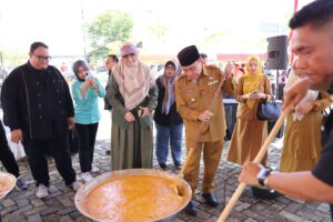 Wakil Wali Kota Padang Maigus Nasir, membuka kegiatan Padang Marandang 2025 yang digelar di Lapangan Upacara Balai Kota Padang,Aia Pacah, Selasa (23/12). (Foto:Ist)