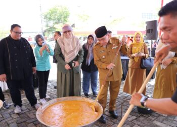 Wakil Wali Kota Padang Maigus Nasir, membuka kegiatan Padang Marandang 2025 yang digelar di Lapangan Upacara Balai Kota Padang,Aia Pacah, Selasa (23/12). (Foto:Ist)