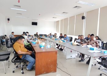 Anggota DPRD Kota Padang saat melakukan rapat kerja untuk menuntaskan pembahasan APBD Tahun 2026.