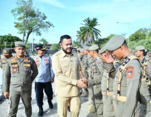 Wali Kota Padang Fadly Amran, memimpin Apel Gelar Pasukan Pasca Tanggap Darurat Bencana Hidrometeorologi, di Lapangan Mako Satpol PP Kota Padang, Senin (29/12).(Foto:Ist)