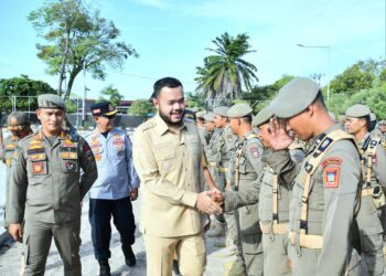 Wali Kota Padang Fadly Amran, memimpin Apel Gelar Pasukan Pasca Tanggap Darurat Bencana Hidrometeorologi, di Lapangan Mako Satpol PP Kota Padang, Senin (29/12).(Foto:Ist)