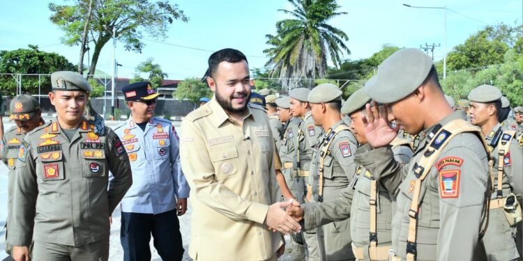 Wali Kota Padang Fadly Amran, memimpin Apel Gelar Pasukan Pasca Tanggap Darurat Bencana Hidrometeorologi, di Lapangan Mako Satpol PP Kota Padang, Senin (29/12).(Foto:Ist)