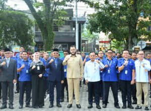 Wali Kota Padang Fadly Amran, bertindak sebagai inspektur upacara pada peringatan Hari Ulang Tahun (HUT) ke-51 Perusahaan Umum Daerah Air Minum (Perumda AM) Kota Padang, yang digelar di halaman Kantor Perumda AM Kota Padang, Selasa (30/12).(Foto:Ist)