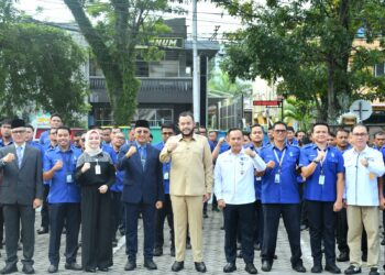 Wali Kota Padang Fadly Amran, bertindak sebagai inspektur upacara pada peringatan Hari Ulang Tahun (HUT) ke-51 Perusahaan Umum Daerah Air Minum (Perumda AM) Kota Padang, yang digelar di halaman Kantor Perumda AM Kota Padang, Selasa (30/12).(Foto:Ist)