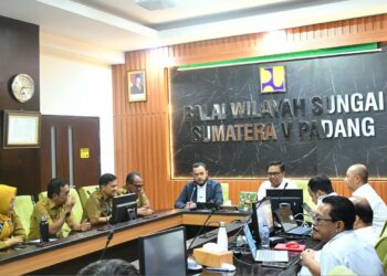 Wali Kota Padang Fadly Amran, mengadakan pertemuan dengan Kepala Balai Wilayah Sungai (BWS) Sumatera V Padang, Naryo Widodo, di Kantor BWS Sumatera V Padang, Selasa (30/12).(Foto: Ist)