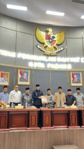  Ketua DPRD Kota Padang Muharlion, kembali menunjukkan kepemimpinan yang kuat dan visioner dengan memimpin Sidang Paripurna penutupan Masa Sidang I Tahun 2025 sekaligus pembukaan Masa Sidang II Tahun 2026, Rabu (31/12).