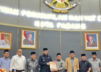 Ketua DPRD Kota Padang Muharlion, kembali menunjukkan kepemimpinan yang kuat dan visioner dengan memimpin Sidang Paripurna penutupan Masa Sidang I Tahun 2025 sekaligus pembukaan Masa Sidang II Tahun 2026, Rabu (31/12).