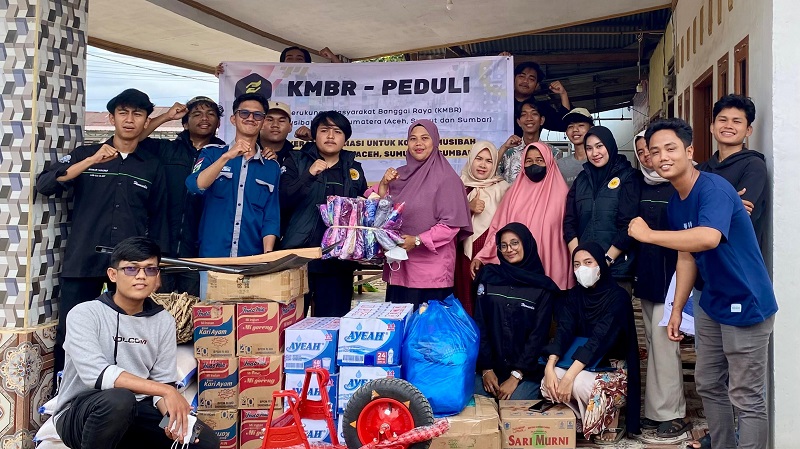 HIMASEKTA Fakultas Pertanian Universitas Andalas melalui program Himasekta Peduli bekerja sama dengan Kerukunan Masyarakat Banggai Raya (KMBR) menyalurkan bantuan kepada warga terdampak di Gurun Laweh. (Foto: Ist)