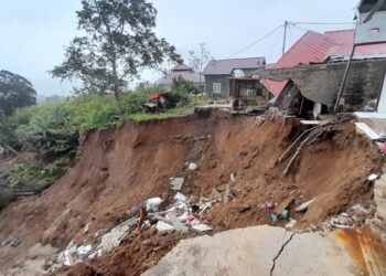 Tinjau Lokasi Longsor, Bupati Jon Firman Pandu: Pastikan Keselamatan Warga dan Cari Solusi Terbaik