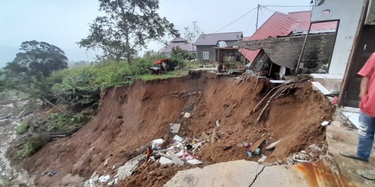 Tinjau Lokasi Longsor, Bupati Jon Firman Pandu: Pastikan Keselamatan Warga dan Cari Solusi Terbaik