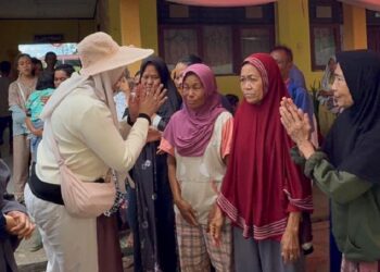 Ketua TP-PKK Solok, Ny. Nia Jon Firman Pandu Salurkan Bantuan ke Warga Terdampak Bencana di Junjung Sirih