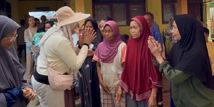 Ketua TP-PKK Solok, Ny. Nia Jon Firman Pandu Salurkan Bantuan ke Warga Terdampak Bencana di Junjung Sirih