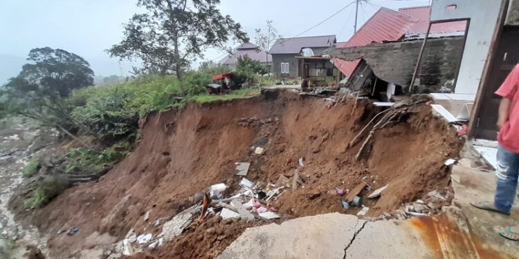 Tinjau Longsor di Griya Hansela 1, Bupati Jon Firman Pandu Pastikan Keselamatan Warga dan Instruksikan Solusi Penanganan Cepat