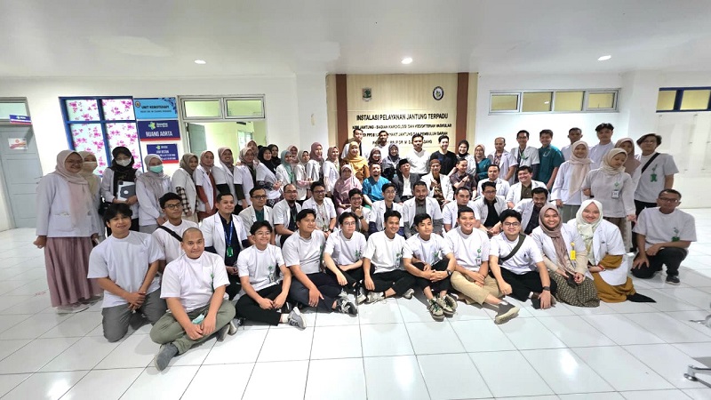 Prof. Idris berfoto bersama Kadep, Sekdep, Kardiolog Senior, PPDS dan Dokter Muda di Departemen Kardiologi dan Kedokteran Vaskular Unand/ RSUP M. Djamil (Foto: Ist)
