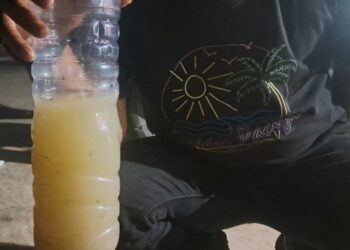 Warga Amankan Sampel Limbah Diduga Bocor dari PT Dharmasraya Lestarindo