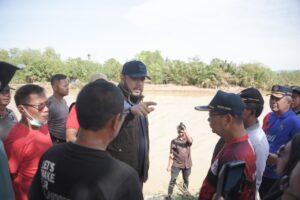 Wali Kota Padang Fadly Amran meninjau langsung,  pelaksanaan Goro Bersama di Kelurahan Kampung Lapai, Kecamatan Nanggalo, Minggu pagi (4/1).(Foto:Ist)