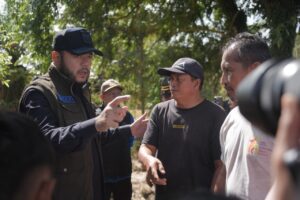 Wali Kota Padang Fadly Amran menghimbau,  warga terdampak banjir Kota Padang  bersedia untuk direlokasi sementara ke Rusunawa yang disediakan Pemko Padang. Hal ini disampaikan Fadly Amran,  ketika memimpin Gotong Royong pasca banjir sabtu kemarin di Kampung Lapai Kecamatan Nanggalo, Minggu (4/1).(Foto:Ist)