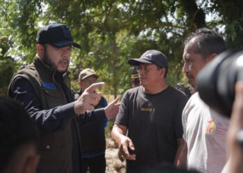 Wali Kota Padang Fadly Amran menghimbau, warga terdampak banjir Kota Padang bersedia untuk direlokasi sementara ke Rusunawa yang disediakan Pemko Padang. Hal ini disampaikan Fadly Amran, ketika memimpin Gotong Royong pasca banjir sabtu kemarin di Kampung Lapai Kecamatan Nanggalo, Minggu (4/1).(Foto:Ist)