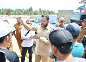 Wali Kota Padang Fadly Amran, mendampingi Sekretaris Utama (Sestama) Badan Nasional Penanggulangan Bencana (BNPB) Rustian, meninjau langsung kondisi permukiman warga terdampak banjir bandang di Kelurahan Tabing Banda Gadang (TBG), Kecamatan Nanggalo, Senin (5/1).(Foto:Ist)