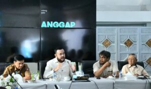 Wali Kota Padang, Fadly Amran, saat memimpin rapat khusus evaluasi perubahan Daerah Aliran Sungai (DAS) pascabencana, di Gedung Putih Kediaman Resmi Wali Kota, Selasa (6/1).(Foto:Ist)