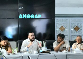 Wali Kota Padang, Fadly Amran, saat memimpin rapat khusus evaluasi perubahan Daerah Aliran Sungai (DAS) pascabencana, di Gedung Putih Kediaman Resmi Wali Kota, Selasa (6/1).(Foto:Ist)