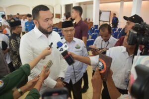 Wali Kota Padang Fadly Amran saat menggelar pertemuan bersama instansi vertikal, organisasi relawan, dunia usaha, media, dan akademisi yang terlibat dalam kebencanaan di Kota Padang, Rabu (7/1) di Palanta Rumah Dinas Wali Kota Padang. (Foto:Ist)