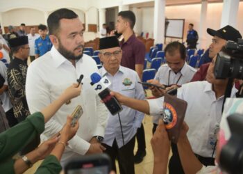 Wali Kota Padang Fadly Amran saat menggelar pertemuan bersama instansi vertikal, organisasi relawan, dunia usaha, media, dan akademisi yang terlibat dalam kebencanaan di Kota Padang, Rabu (7/1) di Palanta Rumah Dinas Wali Kota Padang. (Foto:Ist)