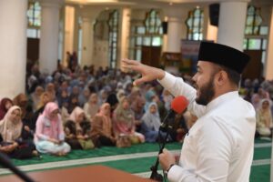 Wali Kota Padang,  saat memberikan sambutan pada kegiatan Wirid Bulanan ASN Pemerintah Kota Padang, yang digelar di Masjid Agung Nurul Iman, Jumat pagi (9/1).(Foto:Ist)