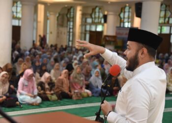 Wali Kota Padang, saat memberikan sambutan pada kegiatan Wirid Bulanan ASN Pemerintah Kota Padang, yang digelar di Masjid Agung Nurul Iman, Jumat pagi (9/1).(Foto:Ist)