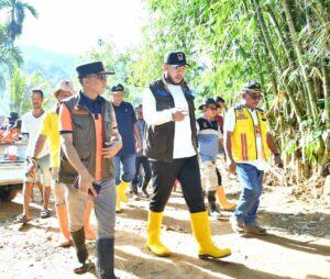 Wali Kota Padang Fadly Amran meninjau, pelaksanaan gotong royong di Kampung Apa Kecamatan Koto Tangah, Sabtu (10/1). (Foto:Ist)